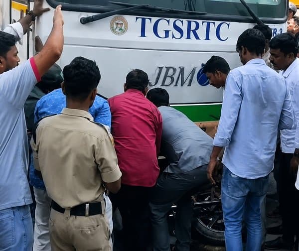 జేబీఎస్ వద్ద బస్సు బీభత్సం: టైర్ల కింద చిక్కుకున్న వ్యక్తి - Udayam Digital