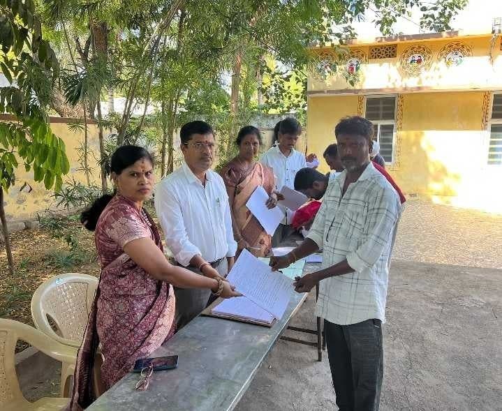 SIR కార్యక్రమాన్ని పరిశీలించిన కమిషనర్ - Udayam