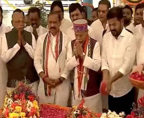 బాపూ ఘాట్ వద్ద గవర్నర్, సీఎం నివాళులు - Udayam