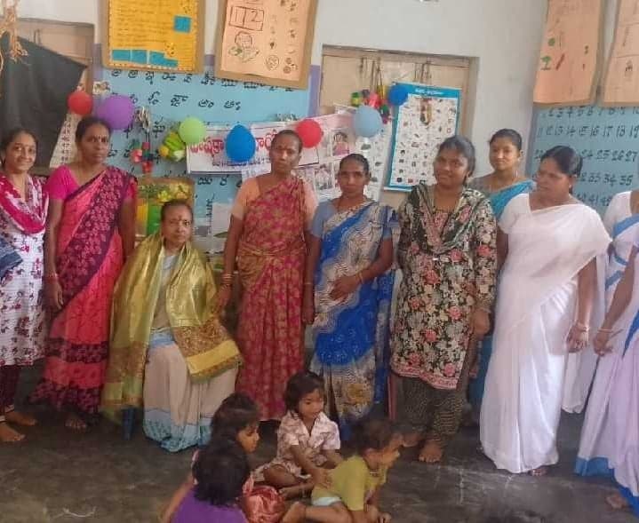 అంగన్వాడీ టీచర్కు ఘన సత్కారం - Udayam