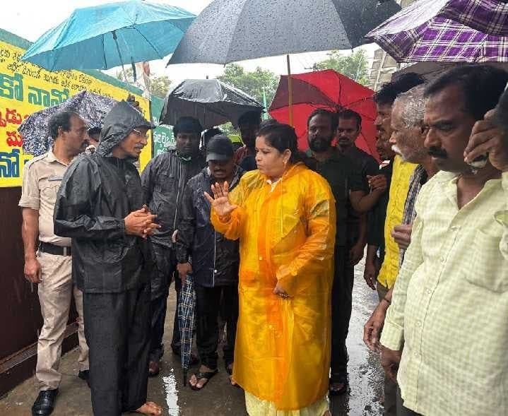 పునరావాస కేంద్రాన్ని పరిశీలించిన మంత్రి - Udayam