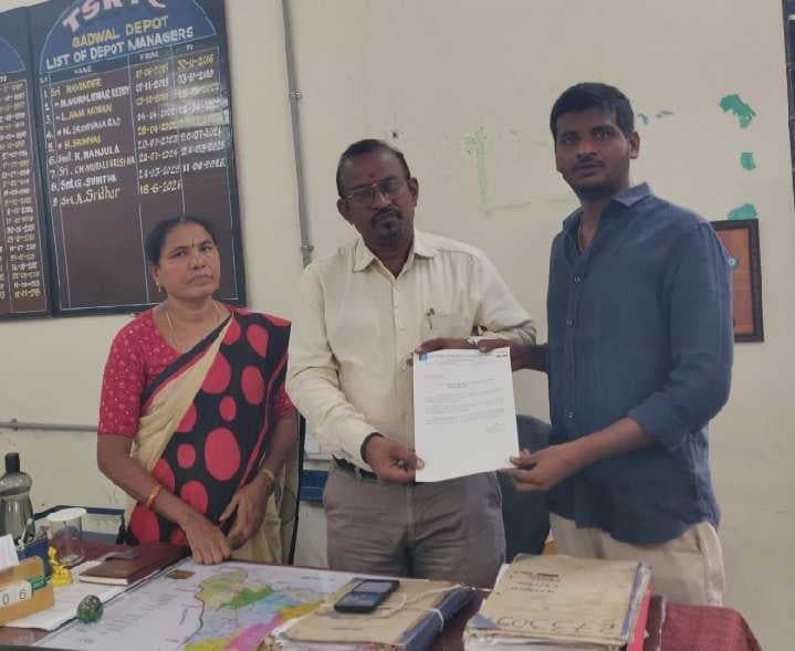 పీజీ సెంటర్కు బస్సులు నడపాలి - Udayam