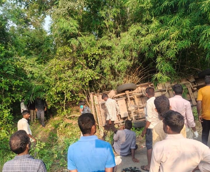 వ్యాన్ బోల్తా.. ఇద్దరికి తీవ్ర గాయాలు - Udayam