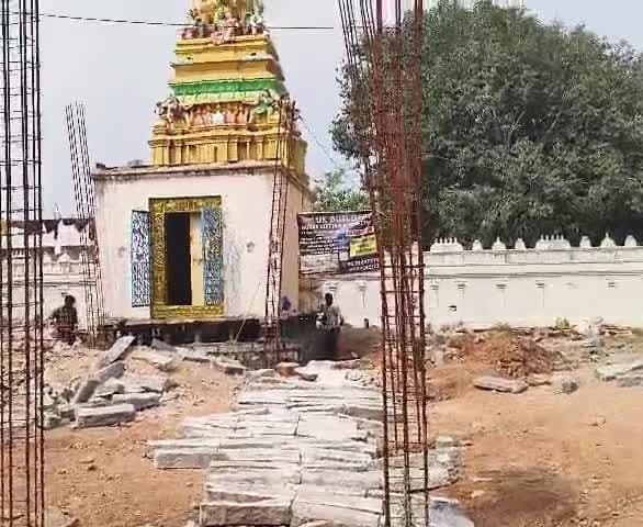 జాకీలతో ఆలయాన్ని పైకి లేపుతున్న గ్రామస్థులు - Udayam