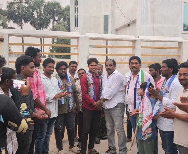24 గంటల్లోనే మళ్లీ వైసీపీలోకి - Udayam