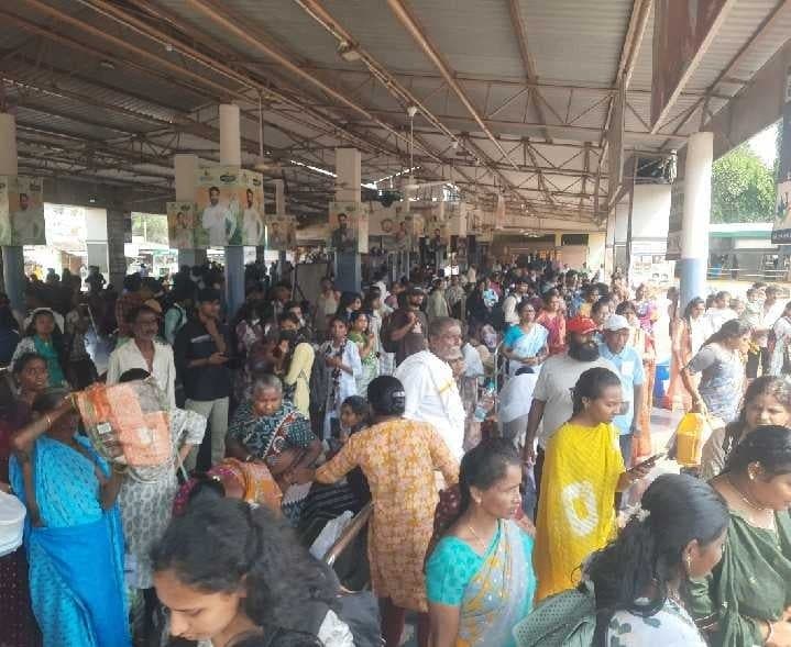 పార్వతీపురం ఆర్టీసీ కాంప్లెక్స్లో రద్దీ - Udayam