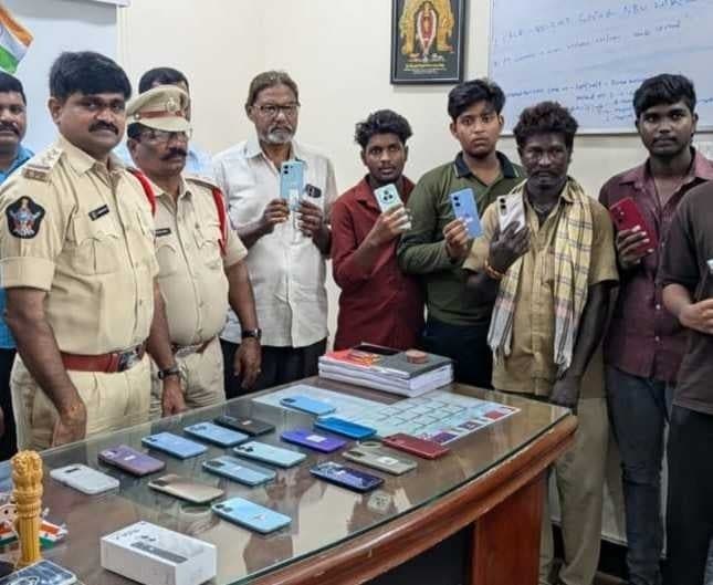 ఇబ్రహీంపట్నం పోలీసులు 22 పోగొట్టుకున్న ఫోన్లు రికవరీ - Udayam