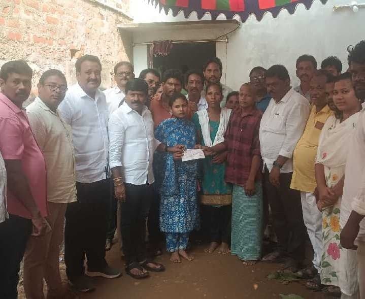 రైలు ప్రమాద బాధితుడి కుటుంబానికి ఎమ్మెల్యే అండ - Udayam