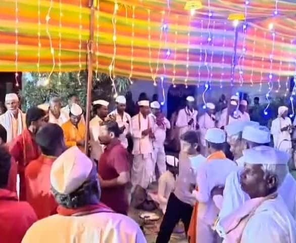 బస్వాపూర్లో దుర్గామాత వద్ద భజనలు - Udayam