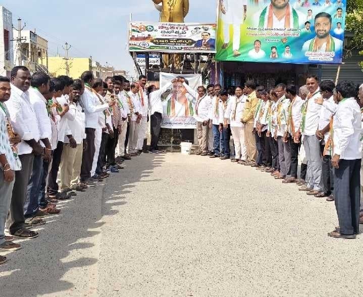రాజగోపాల్రెడ్డి చిత్రపటానికి కాంగ్రెస్ నేతల పాలాభిషేకం - Udayam