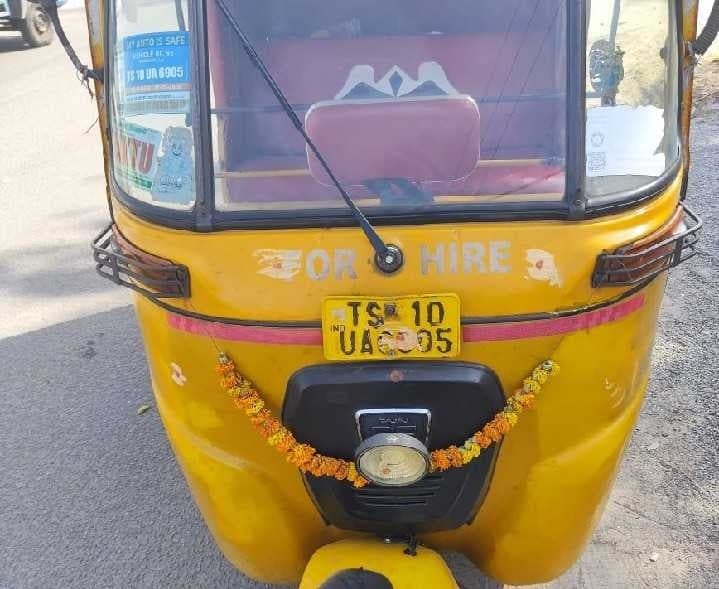 కాప్రాలో వృద్ధ దంపతులను ఢీకొట్టిన ఆటో - Udayam