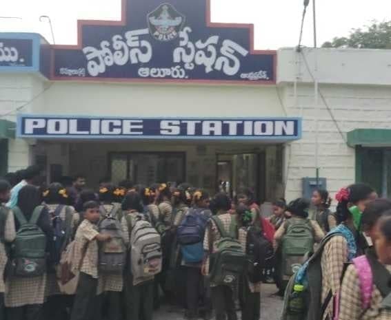 బస్సు కోసం పోలీసులను ఆశ్రయించిన విద్యార్థులు - Udayam