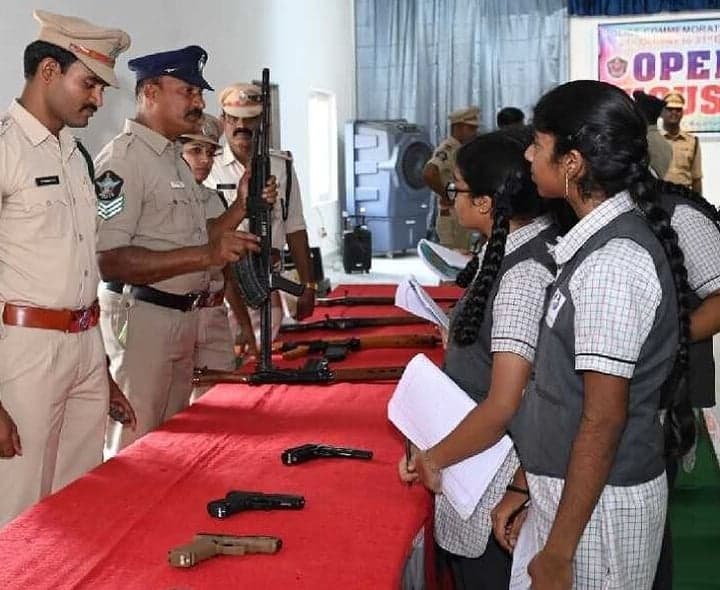 రాజమండ్రి పరేడ్ గ్రౌండ్స్లో ఆయుధాల ప్రదర్శన - Udayam