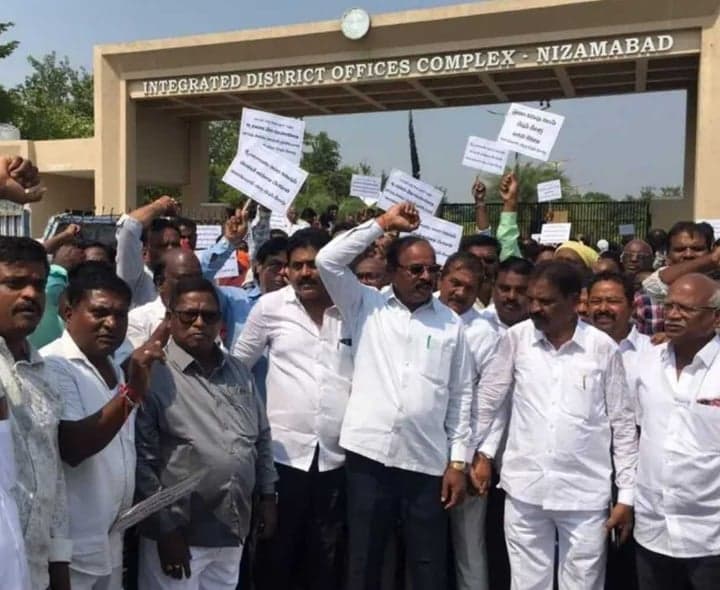 కలెక్టరేట్ ఎదుట రేషన్ డీలర్ల నిరసన - Udayam