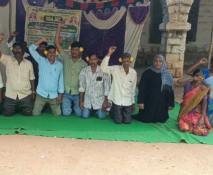 మడకశిరలో వీఆర్ఏల నిరసన - Udayam