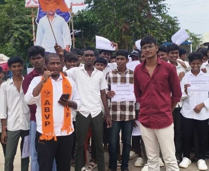 నాయుడుపేటలో విద్యార్థుల సమస్యలపై ABVP నిరసన - Udayam