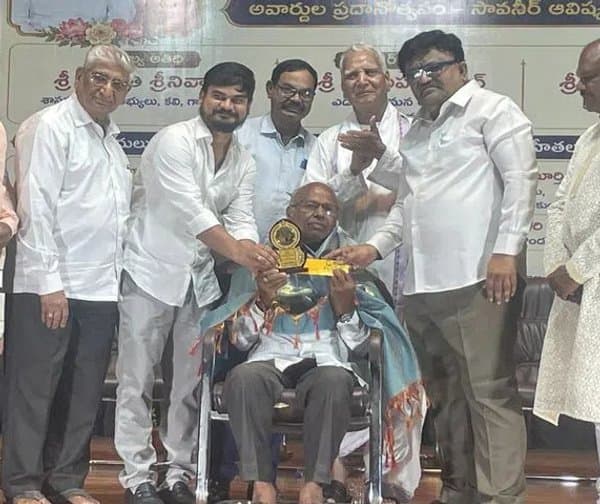 మేరెడ్డికి సాహిత్య పురస్కారం