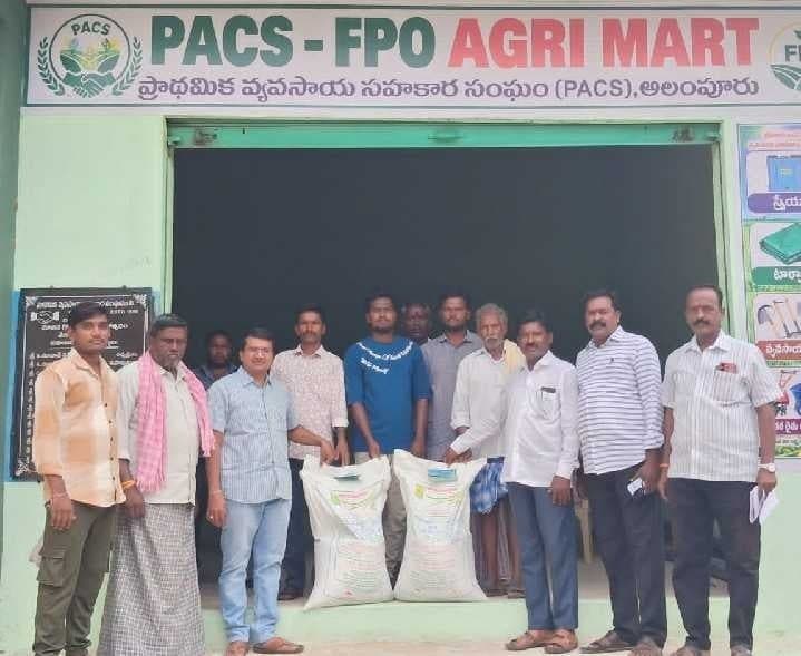 అలంపూర్లో రైతులకు పప్పుశనగ విత్తనాలు - Udayam