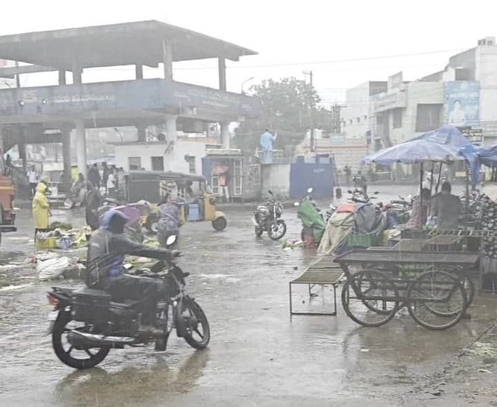 కాశీబుగ్గలో గాలులతో కూడిన వర్షం - Udayam