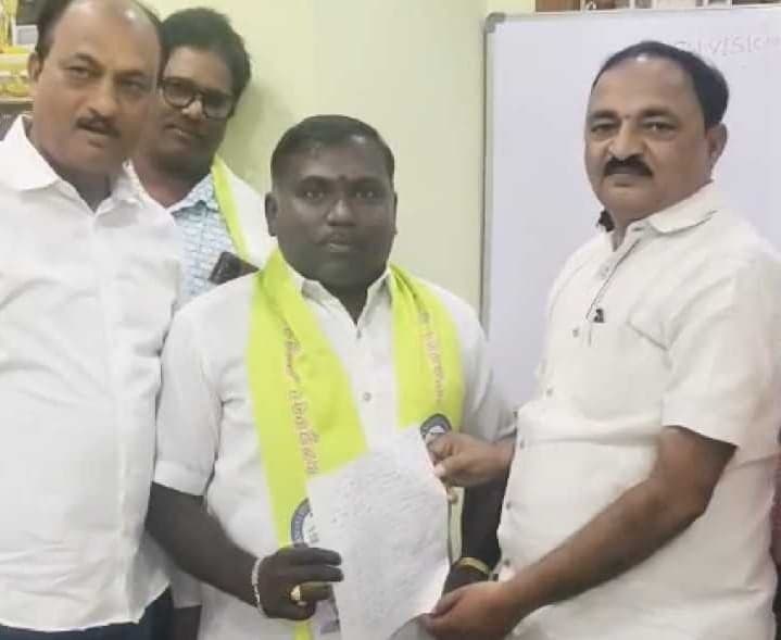 రియల్టర్స్ అసోసియేషన్ జిల్లా అధ్యక్షుడిగా సాయిలు - Udayam