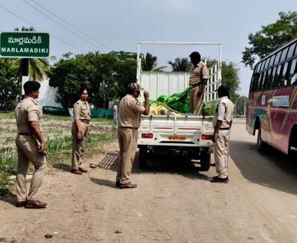 హొళగుంద చెక్పోస్ట్ వద్ద తనిఖీలు - Udayam