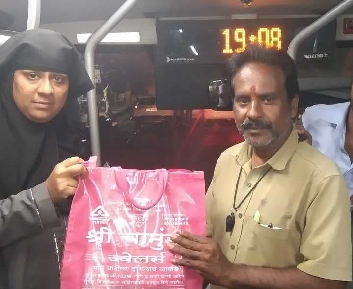 మరిచిపోయిన బ్యాగును తిరిగిచ్చిన ఆర్టీసీ సిబ్బంది - Udayam