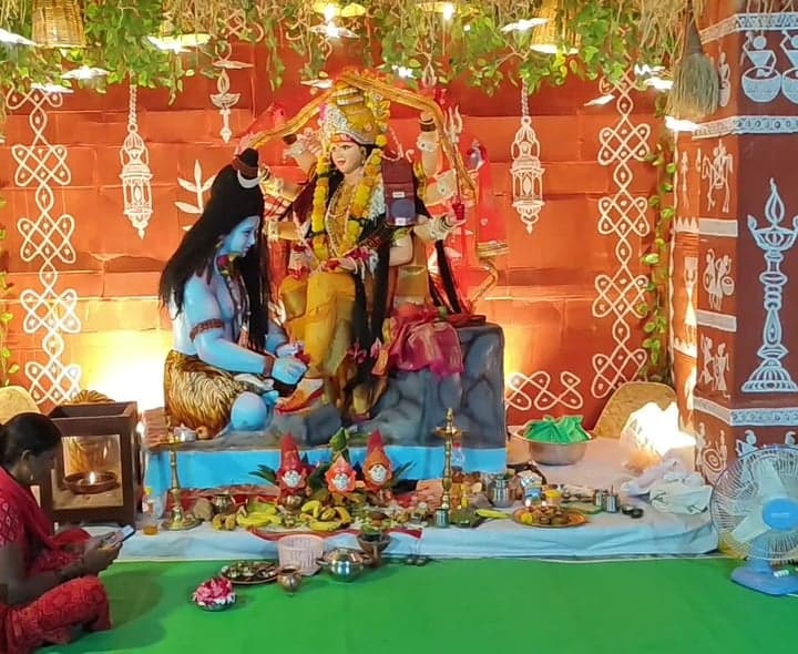 ఉట్నూర్లో ఆకట్టుకుంటున్న దుర్గామాత విగ్రహం - Udayam