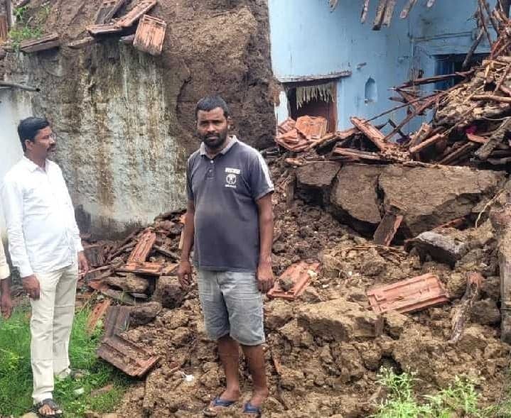 చేర్యాలలో వర్షాలకు కూలిన ఇల్లు - Udayam