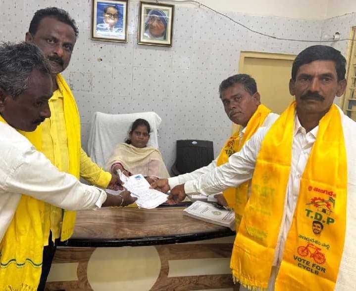 నాగరాజుపల్లి ఎంపీటీసీ బరిలో సోమ్లా నాయక్ - Udayam