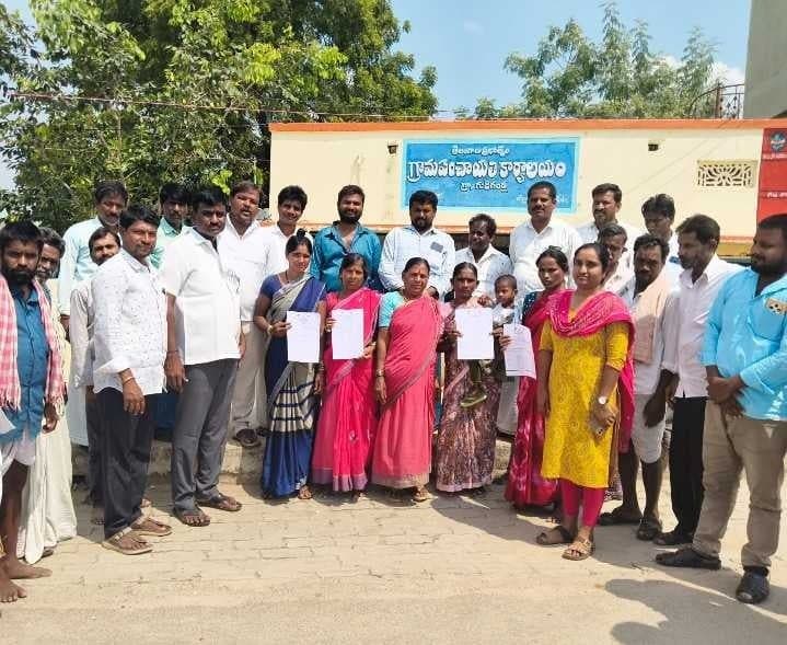 గుడిగండ్లలో ఇందిరమ్మ ఇళ్ల పత్రాల పంపిణీ - Udayam
