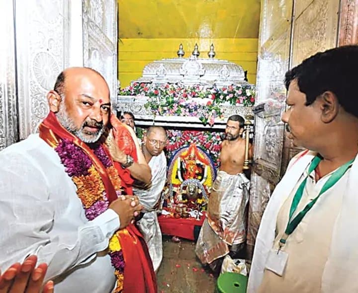 బోనాల నిధులపై బండి ఫైర్ - Udayam Digital
