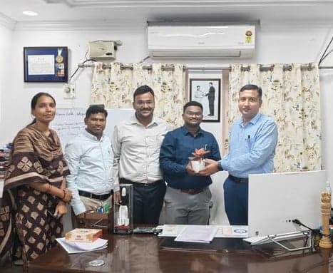 కొత్త నాయబ్ తహశీల్దార్లకు కలెక్టర్ శుభాకాంక్షలు - Udayam