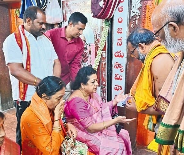 కొండగట్టులో జూ.ఎన్టీఆర్ తల్లి, అత్తయ్య - Udayam Digital
