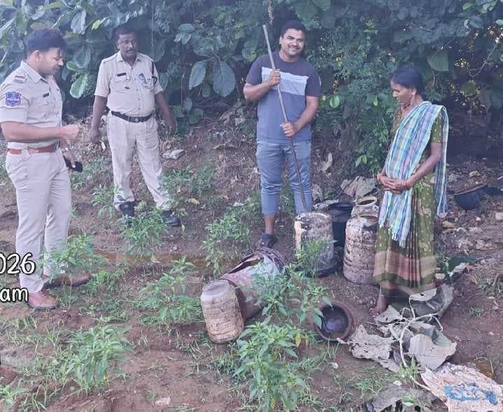 బుద్ధారంలో 20 లీటర్ల గుడుంబా స్వాధీనం - Udayam
