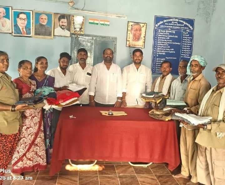 పారిశుద్ధ్య కార్మికులకు దసరా కానుకగా కొత్త బట్టలు - Udayam