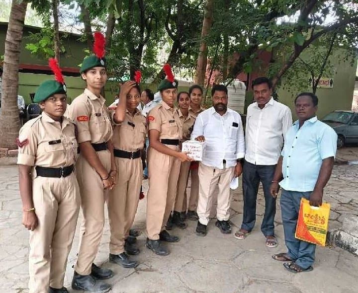 అంధులకు అండగా ఎన్సీసీ విద్యార్థుల సాయం