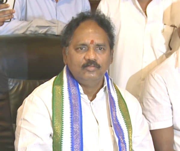 మత్స్యకారుల ఆచూకీపై ప్రభుత్వ నిర్లక్ష్యం : వసుపల్లి - Udayam Digital