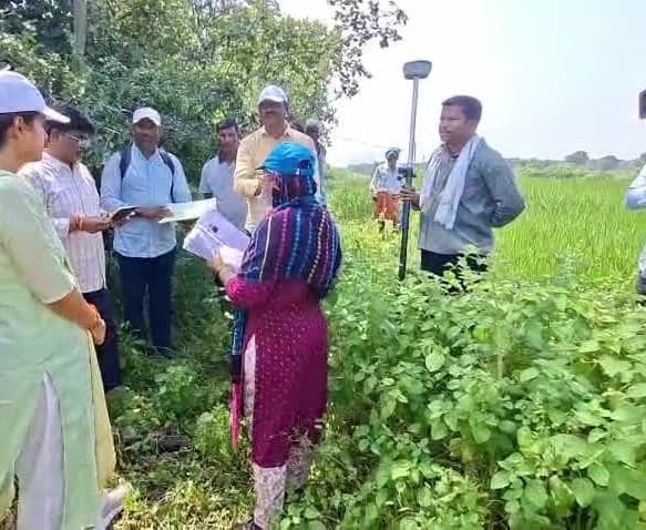 భూ రీ సర్వే తీరును పరిశీలించిన కలెక్టర్ - Udayam