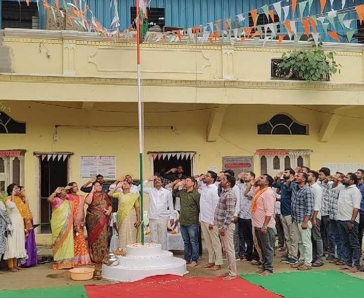 పెద్దపల్లి మున్సిపల్ కార్యాలయంలో పతాకావిష్కరణ - Udayam