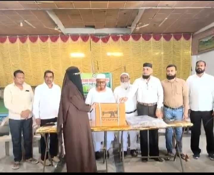 మెదక్లో మహిళలకు కుట్టు మిషన్ల పంపిణీ - Udayam