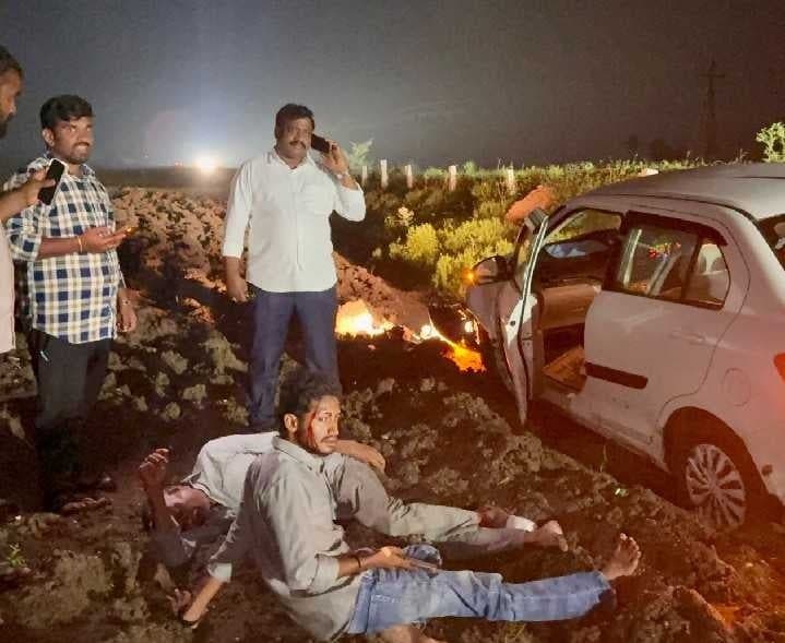 దుత్తలూరులో బర్రెలను తప్పించబోయి కారు బోల్తా - Udayam