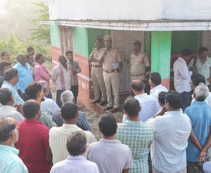 గుడ్డికాయలంకలో పోలీసుల కార్డెన్ సెర్చ్ - Udayam