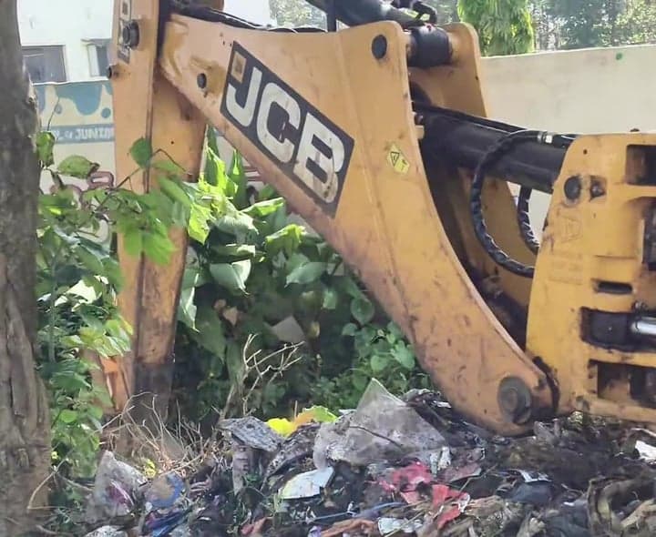 కురుపాం పాఠశాల పరిసరాల్లో చెత్త తొలగింపు - Udayam