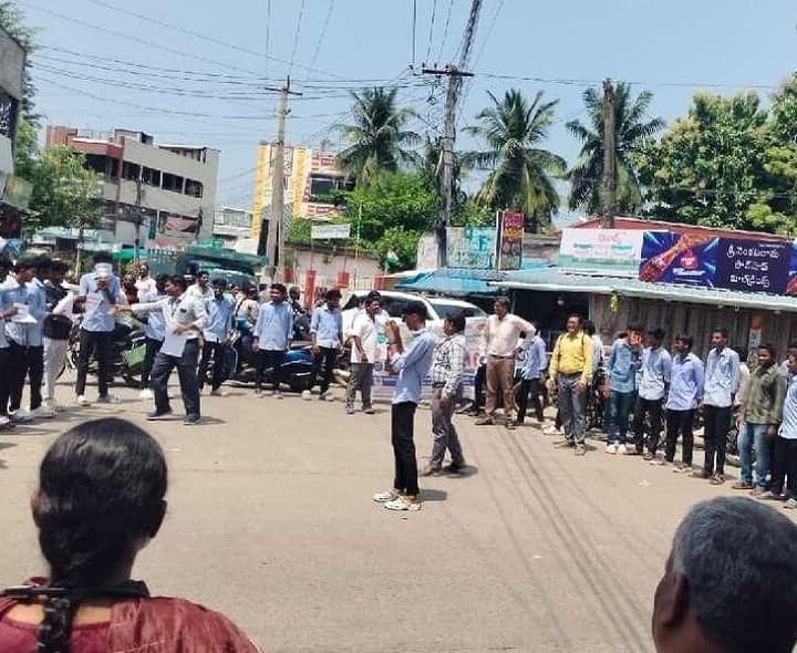 ఆత్మహత్యల నివారణపై ప్రిన్సిపల్ అవగాహన