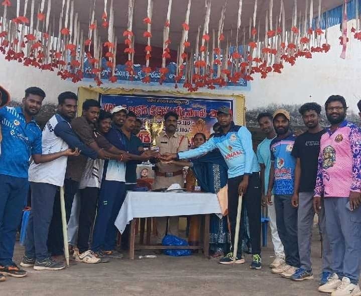 యువత అన్ని రంగాల్లో రాణించాలి: ఎస్సై - Udayam
