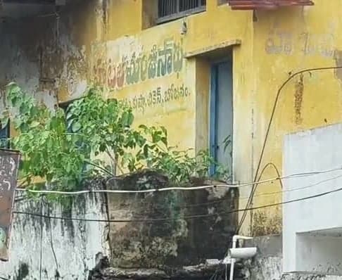 నంద్యాల మార్కెట్లో కూలే స్థితిలో గోడ - Udayam