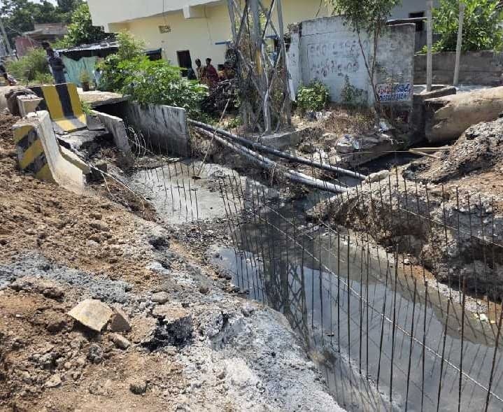 కొత్తగట్టులో డ్రైనేజీ పనులకు అడ్డంకి - Udayam