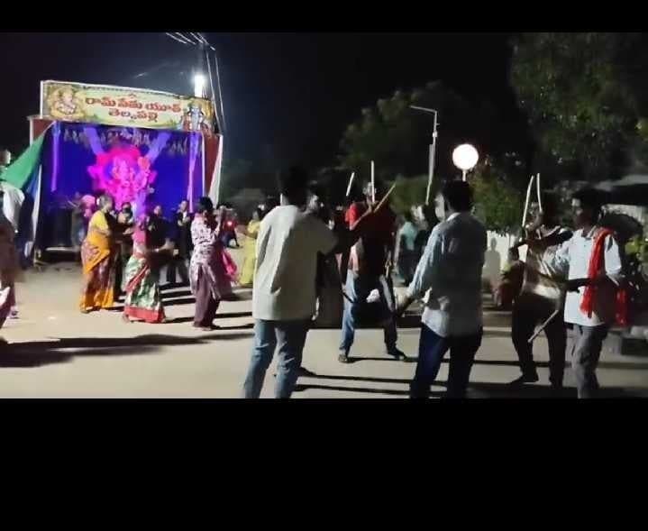 ఆటపాటలు, కోలాటాలతో భక్తుల సందడి - Udayam