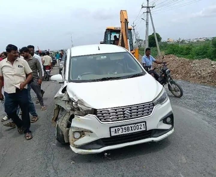 మూడు వాహనాలు ఢీ.. ఇద్దరికి గాయాలు