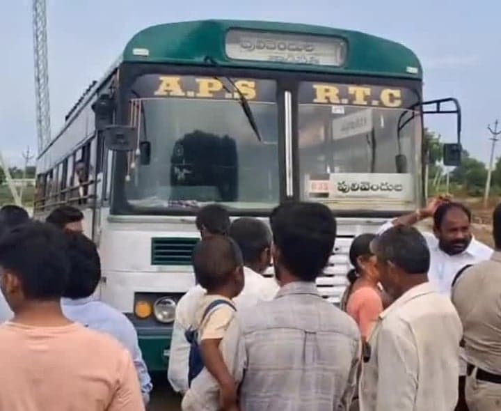 స్టాపింగ్లో బస్సు ఆపలేదని ప్రయాణికుల ఆందోళన - Udayam